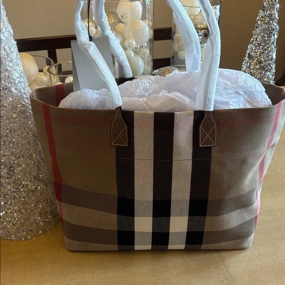 NWT Burberry Classic Checkered Canvas Tote - Picture 5 of 10
